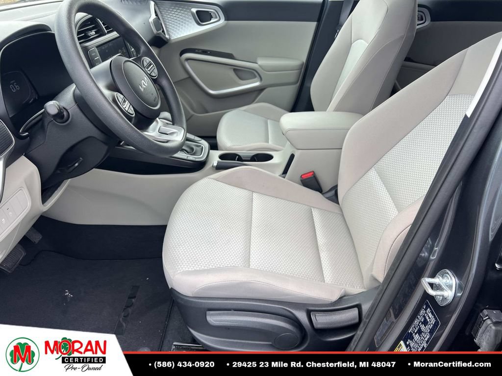Used 2025 Kia Soul LX w/ LX Technology Package FWD image 16