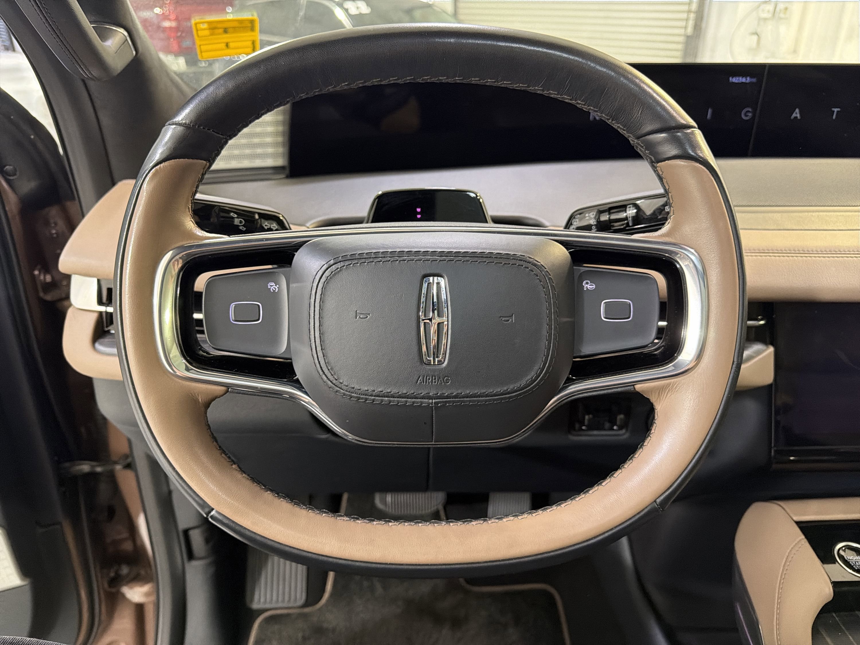 Used 2025 Lincoln Navigator Black Label AWD/4WD image 13
