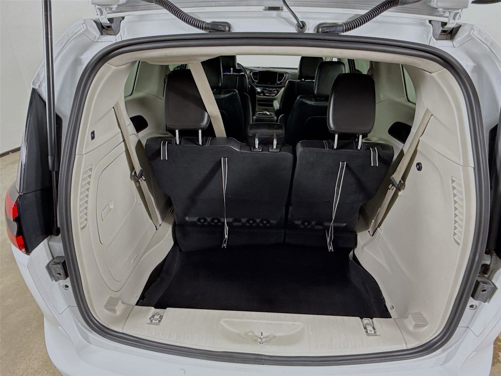 Used 2023 Chrysler Pacifica Touring-L image 25