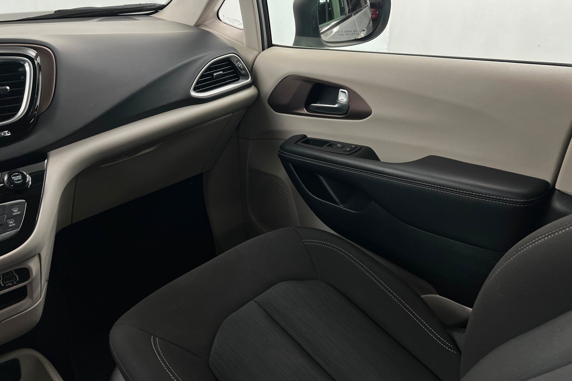 Certified 2023 Chrysler Voyager LX FWD image 10