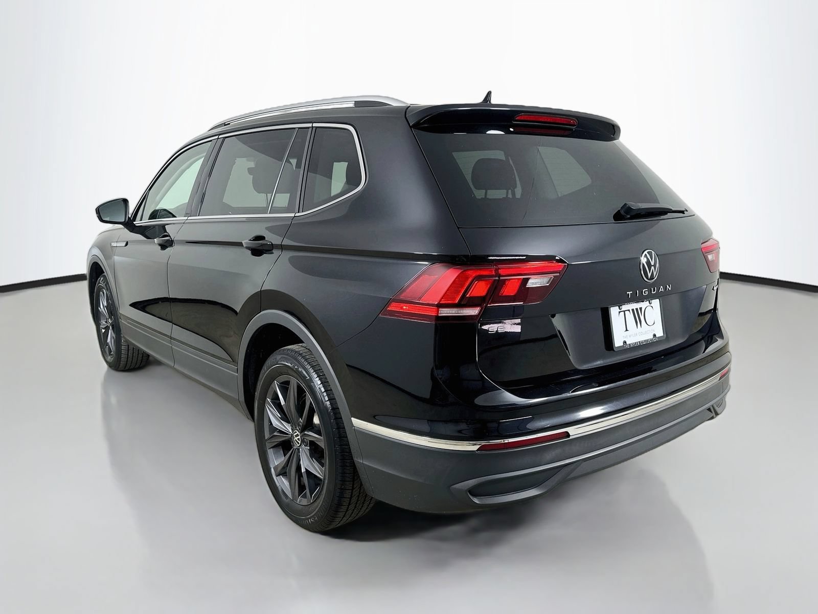 Certified 2023 Volkswagen Tiguan SE w/ Panoramic Sunroof Package AWD/4WD image 7
