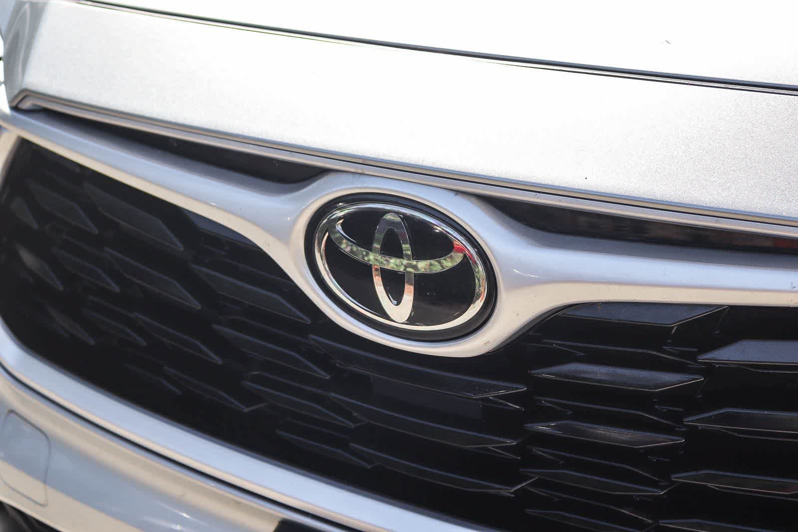 Used 2021 Toyota Highlander L FWD image 9