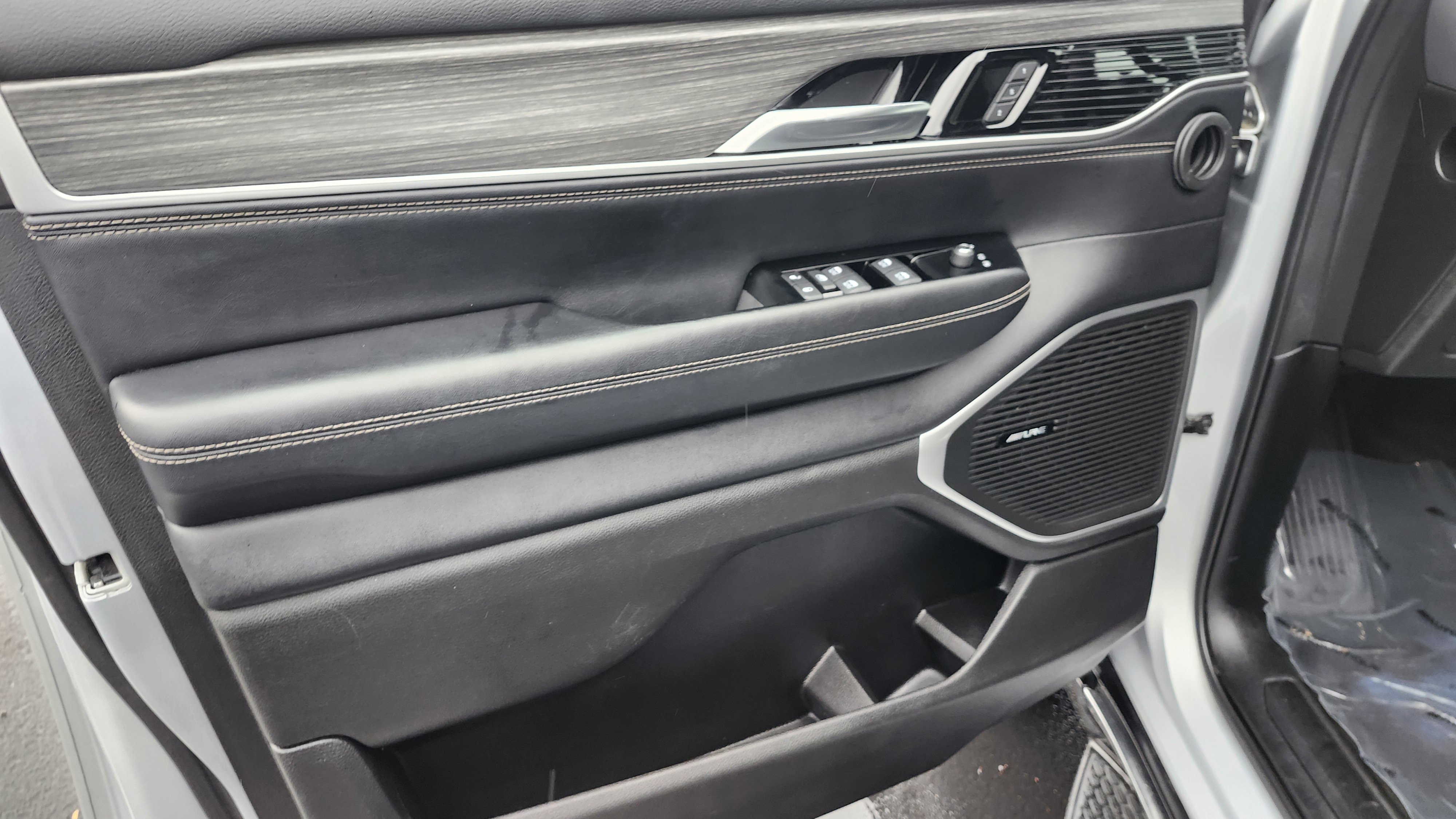 Used 2024 Jeep Wagoneer L Series II w/ Flexible Seating Group image 17