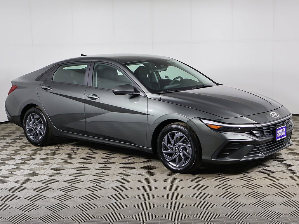 Used 2024 Hyundai Elantra SEL image 2
