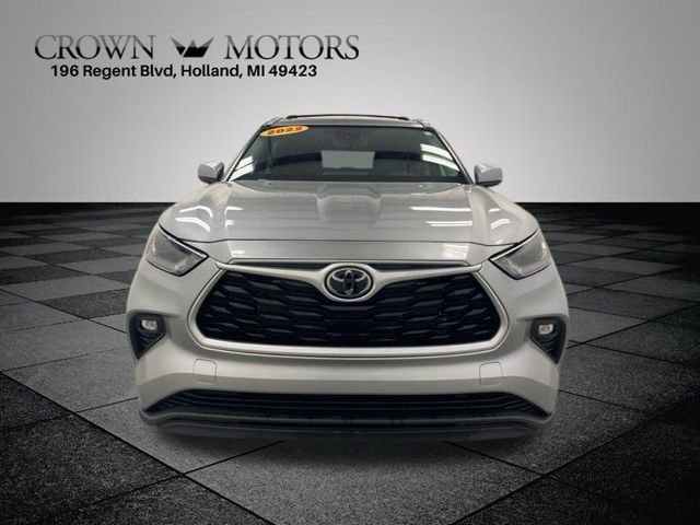 Used 2022 Toyota Highlander XLE image 2