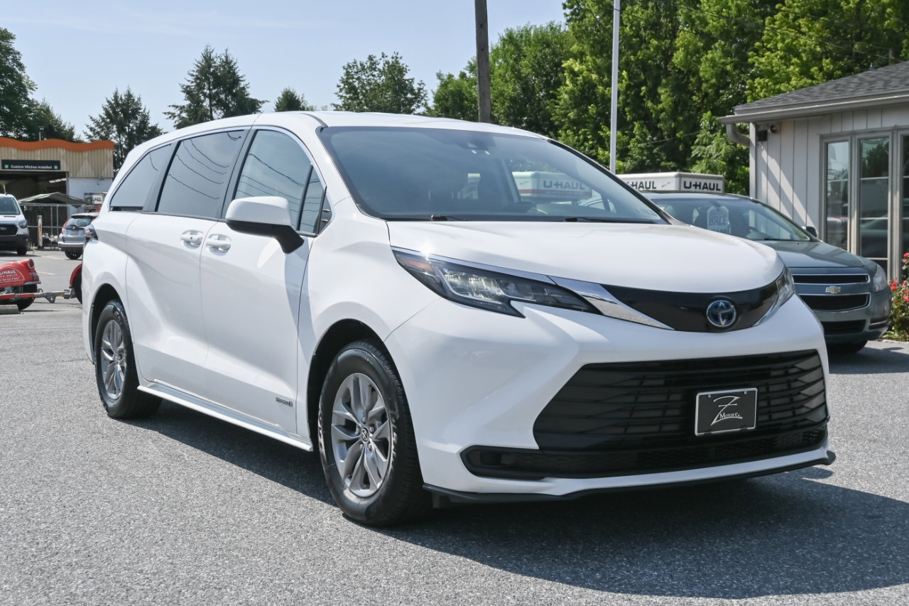 Used 2021 Toyota Sienna LE image 3