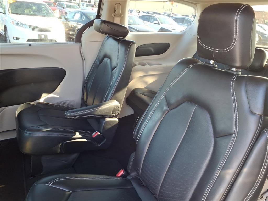 Used 2024 Chrysler Pacifica Touring-L image 22