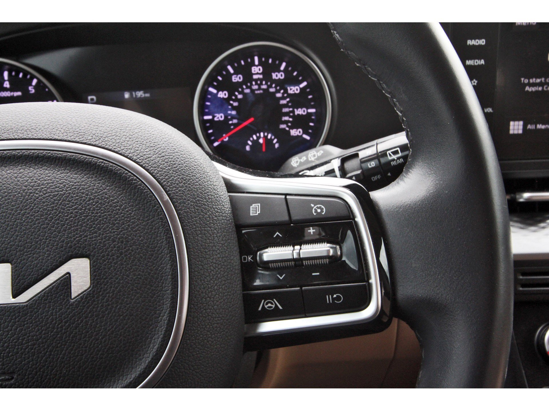 Used 2024 Kia Carnival LX FWD image 18