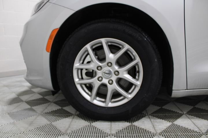Used 2024 Chrysler Pacifica Touring-L image 48