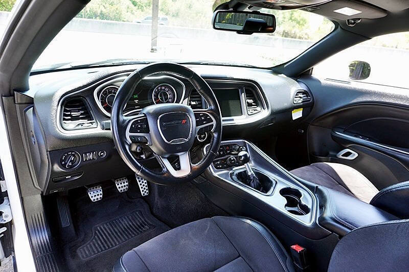Used 2015 Dodge Challenger R/T Scat Pack w/ Scat Pack Appearance Package RWD image 21
