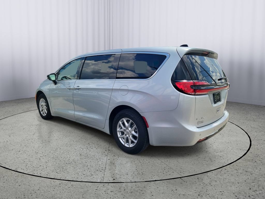 Used 2024 Chrysler Pacifica Touring-L FWD image 4