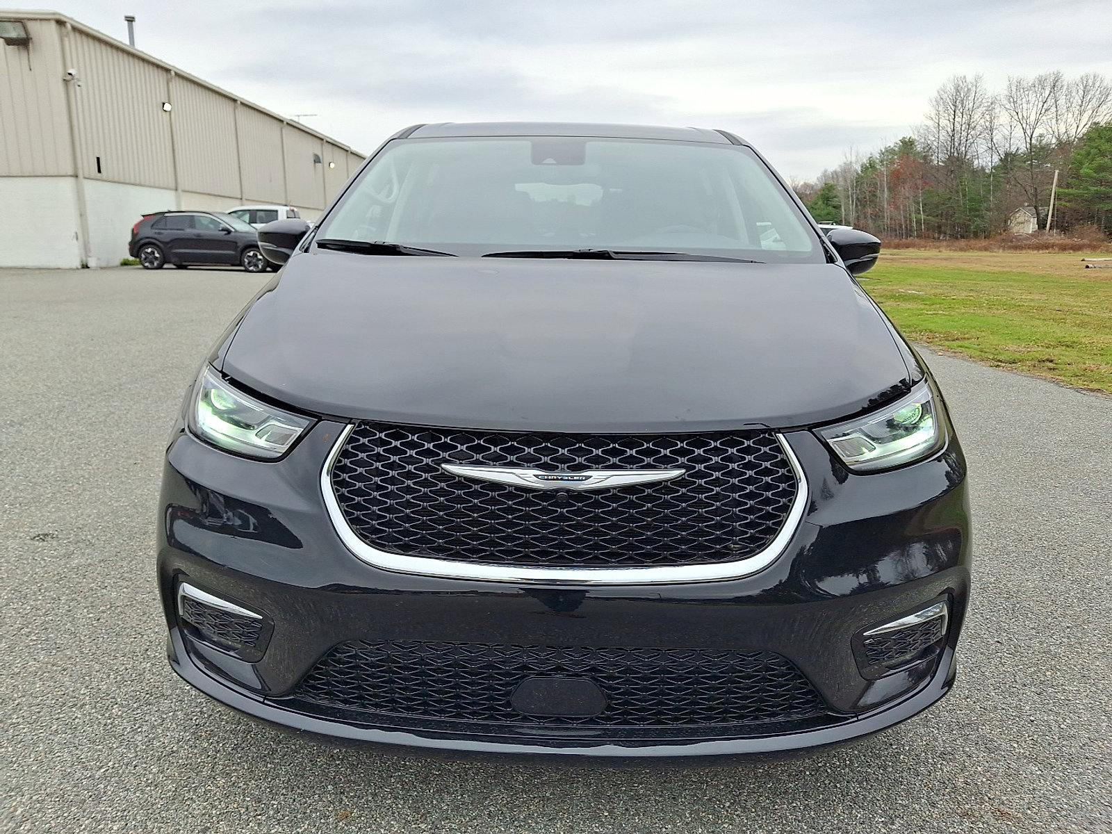 Used 2024 Chrysler Pacifica Select image 3