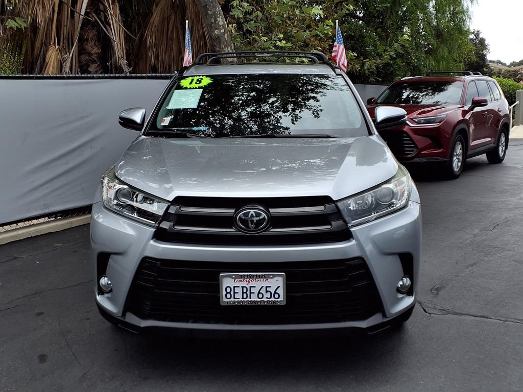Certified 2018 Toyota Highlander SE FWD image 2