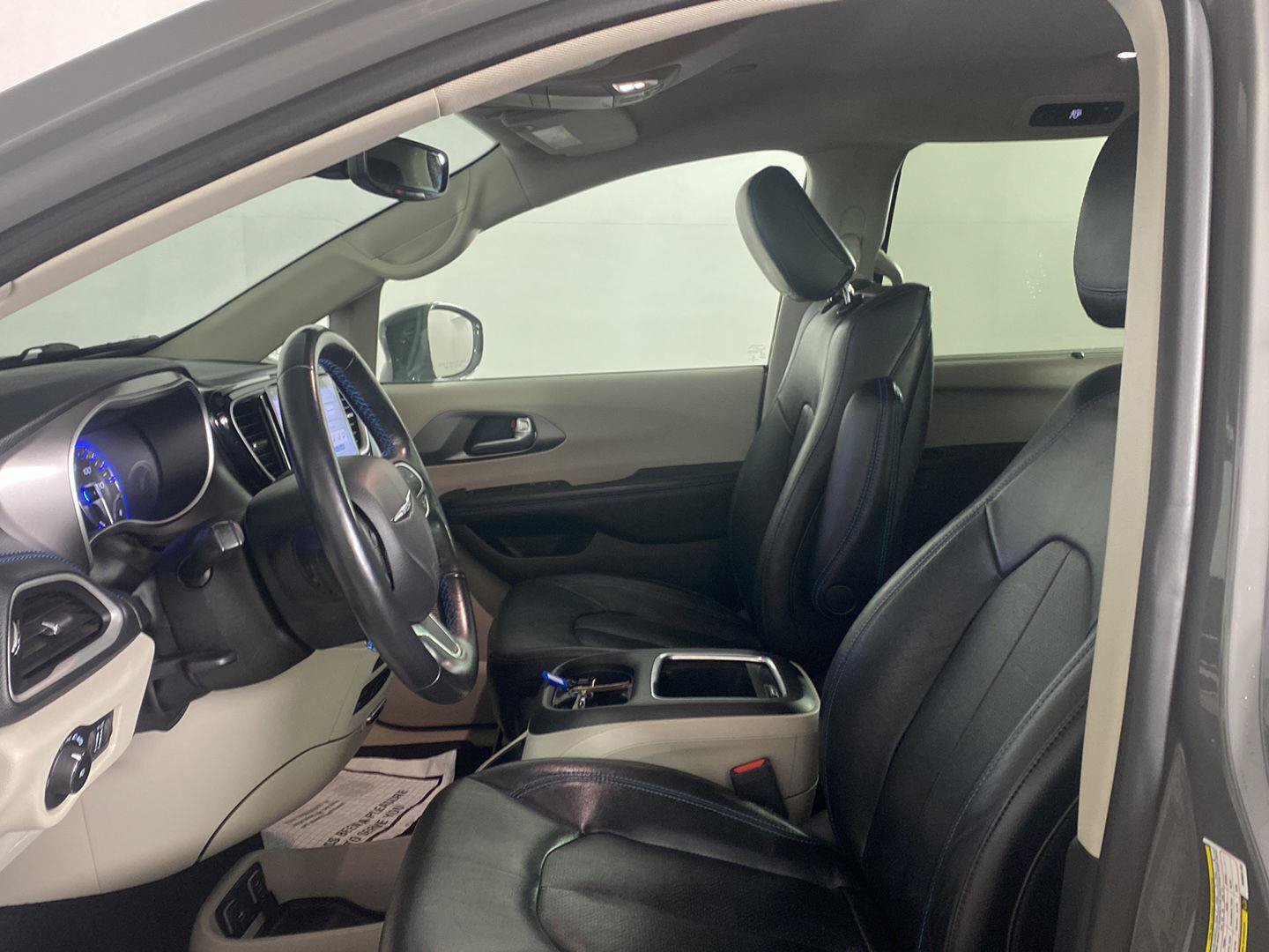 Used 2021 Chrysler Pacifica Touring-L w/ Uconnect Theater Family Group AWD/4WD image 22