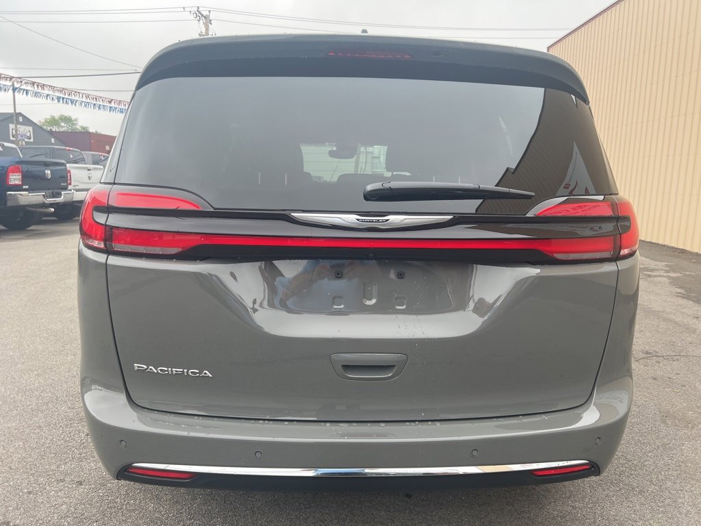New 2025 Chrysler Pacifica Select image 9