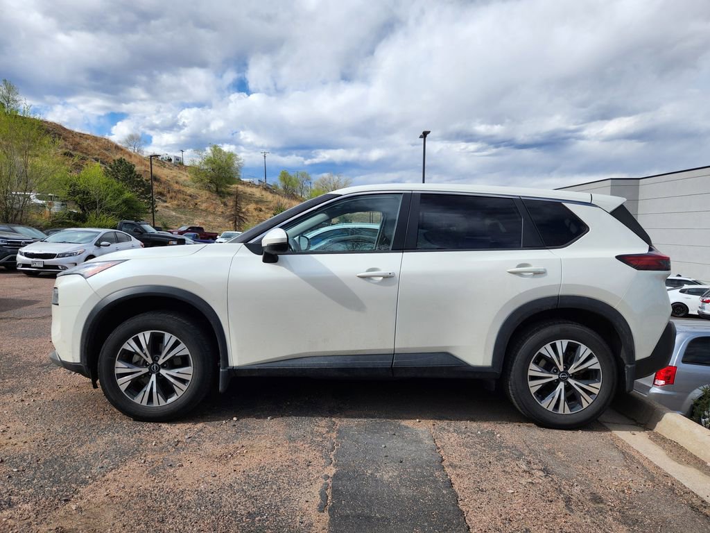 Used 2022 Nissan Rogue SV image 3