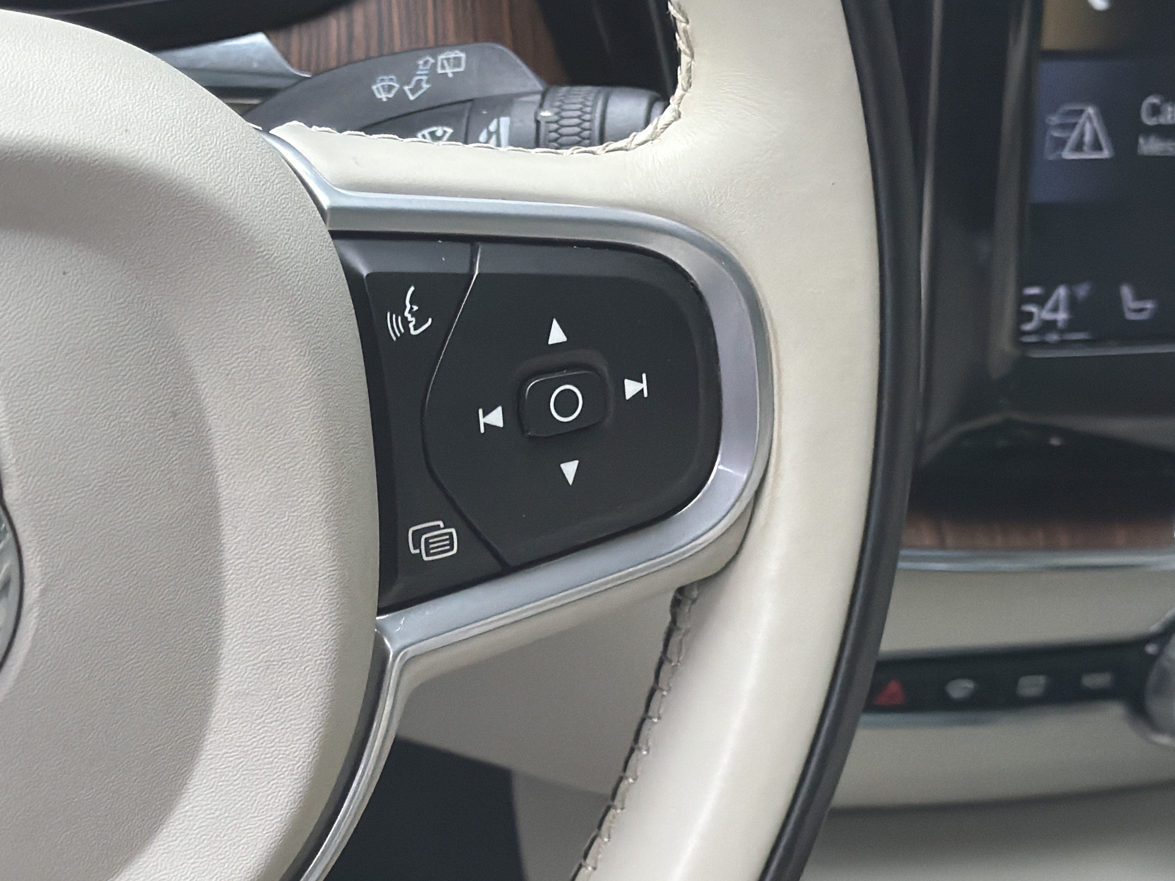 Used 2019 Volvo XC60 T5 Momentum w/ Premium Package FWD image 20