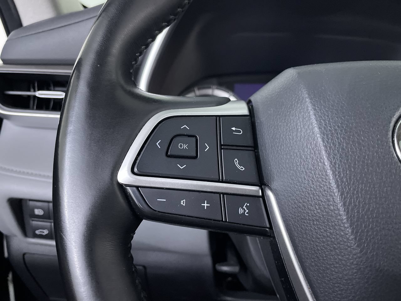 Used 2022 Toyota Highlander XLE AWD/4WD image 27