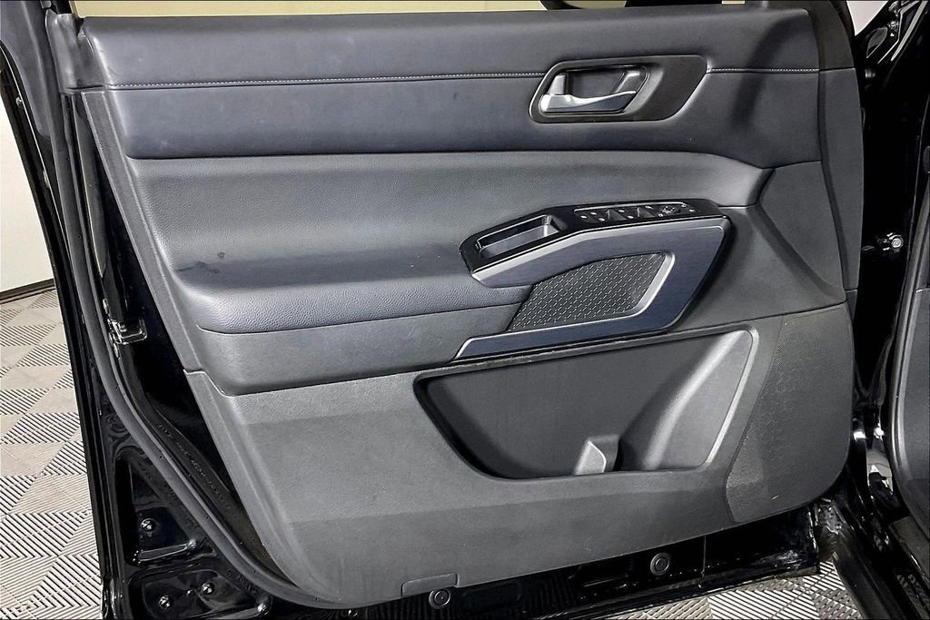 Used 2023 Nissan Pathfinder SL w/ Lighting Package (N92) image 24