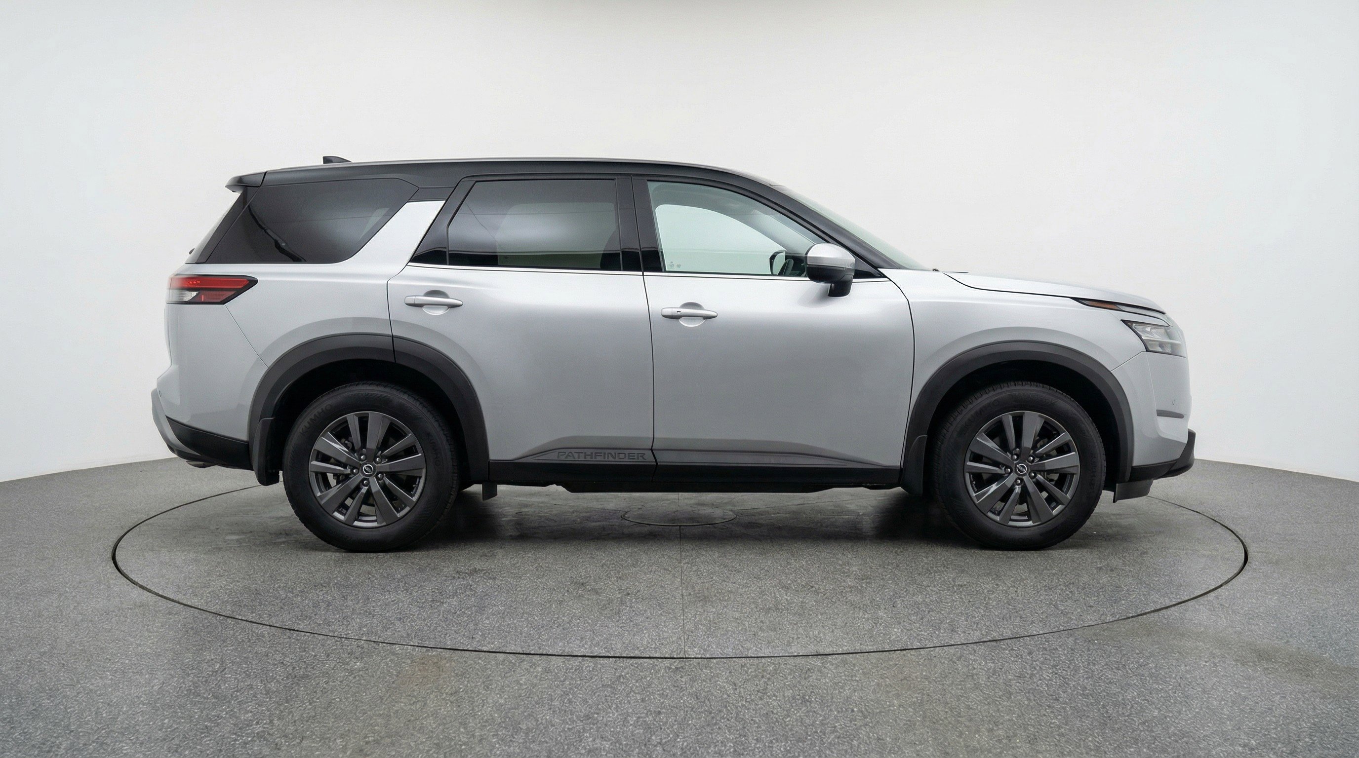Used 2025 Nissan Pathfinder SV image 11