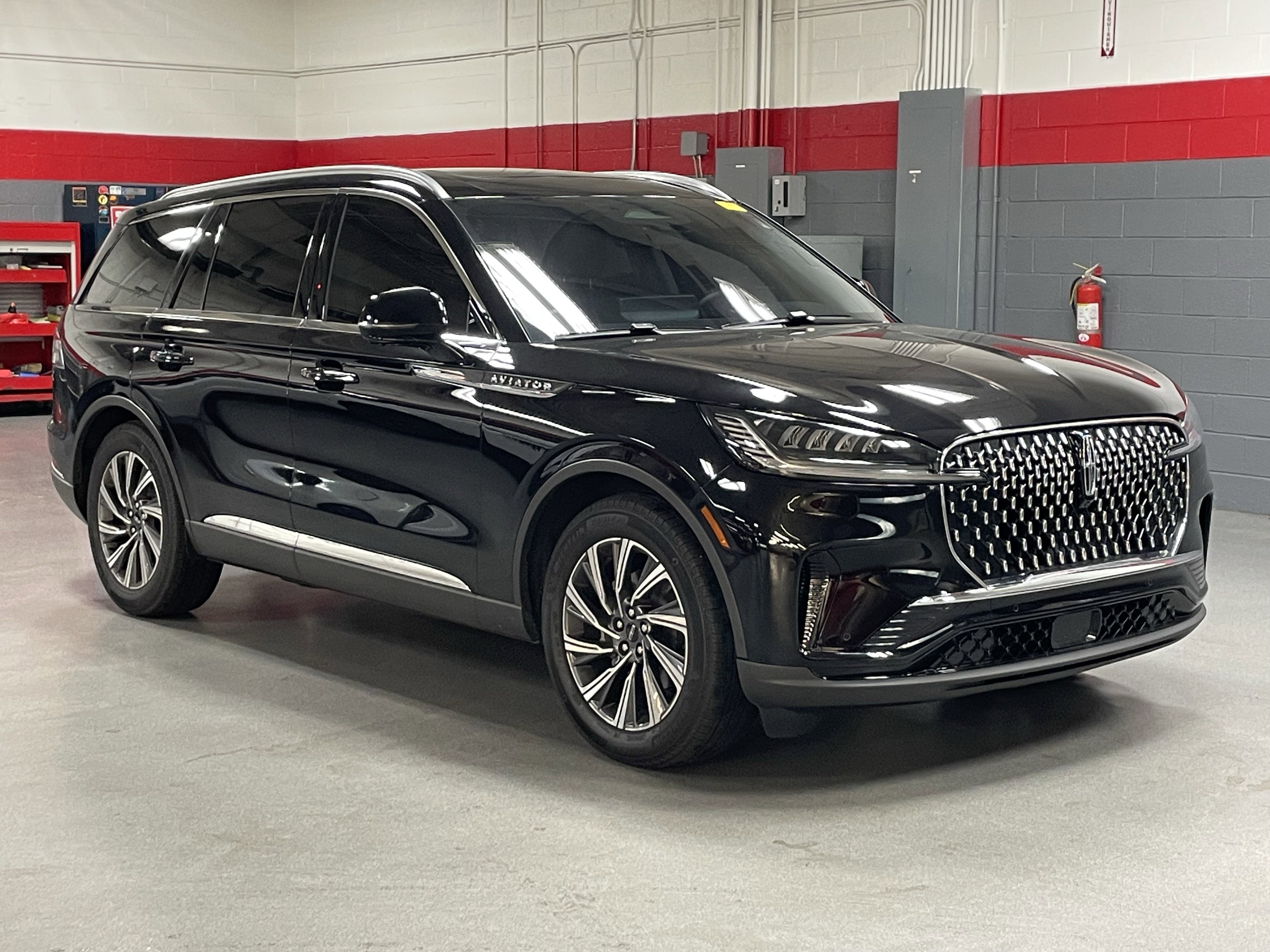 Used 2025 Lincoln Aviator 2WD image 2