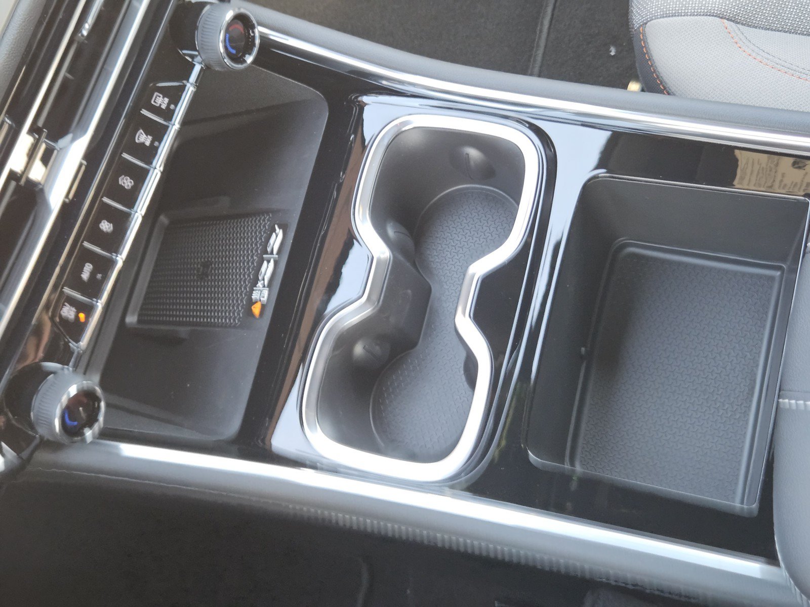 New 2027 Chevrolet Traverse LT w/ Midnight/Sport Edition FWD image 15