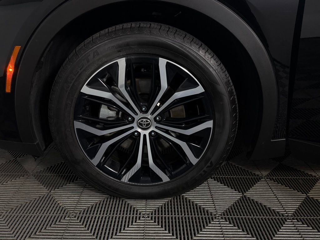 Used 2025 Toyota Crown XLE image 12