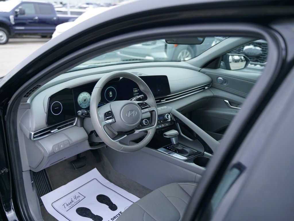 Used 2025 Hyundai Elantra SEL image 20