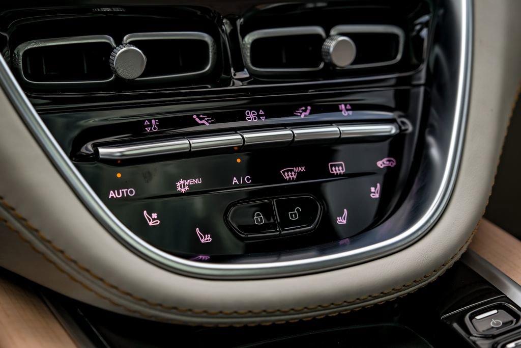 Used 2021 Aston Martin DBX image 32