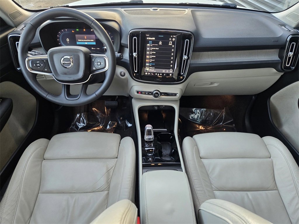 Used 2023 Volvo XC40 B5 Plus image 12