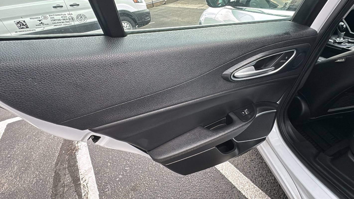 Used 2018 Alfa Romeo Giulia AWD image 13