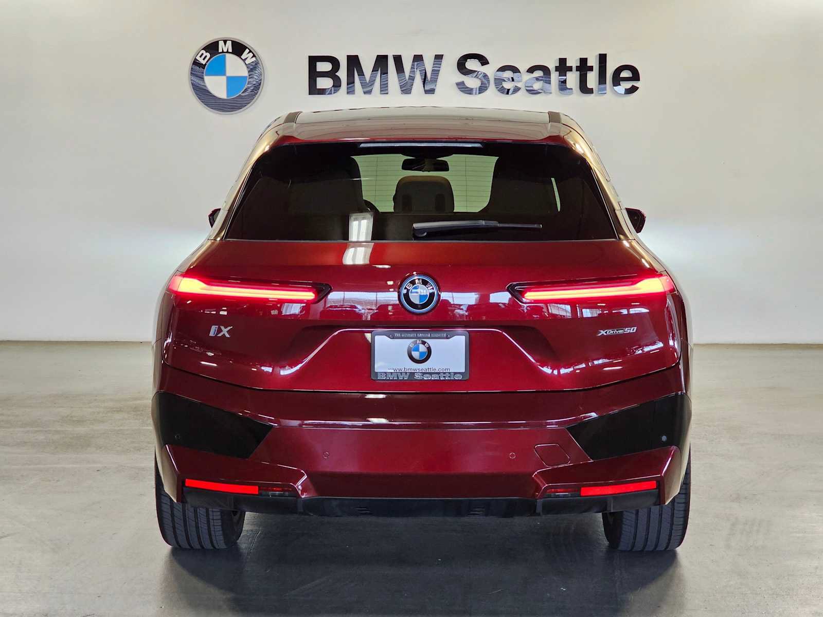 Used 2024 BMW iX xDrive50 w/ Premium Package AWD/4WD image 5