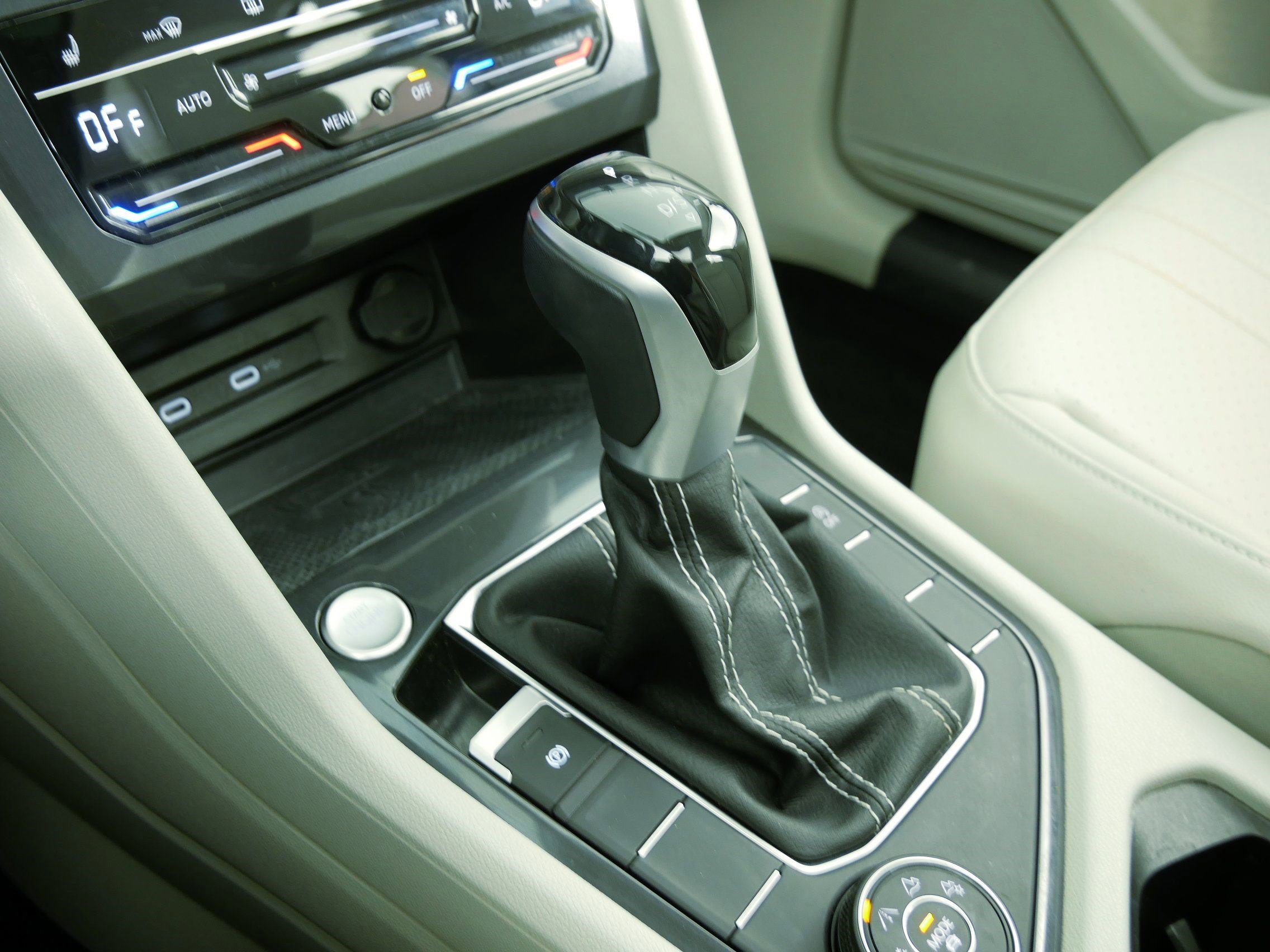 Certified 2022 Volkswagen Tiguan SE w/ Panoramic Sunroof Package image 19