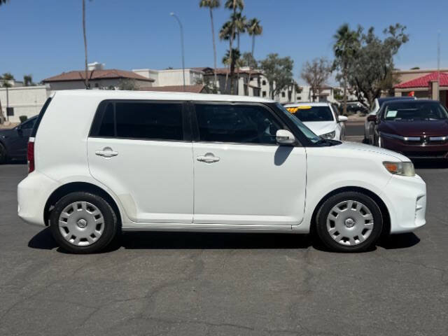 Used 2014 Scion xB FWD image 2