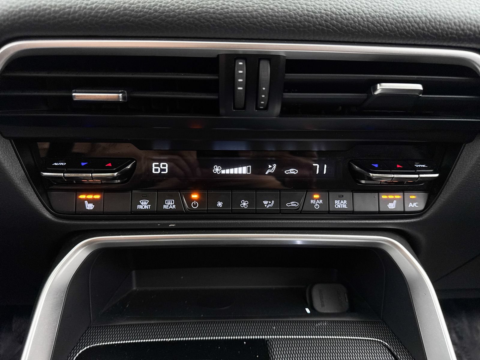 Certified 2025 MAZDA CX-70 Plug-In Hybrid w/ Premium Pkg AWD/4WD image 27