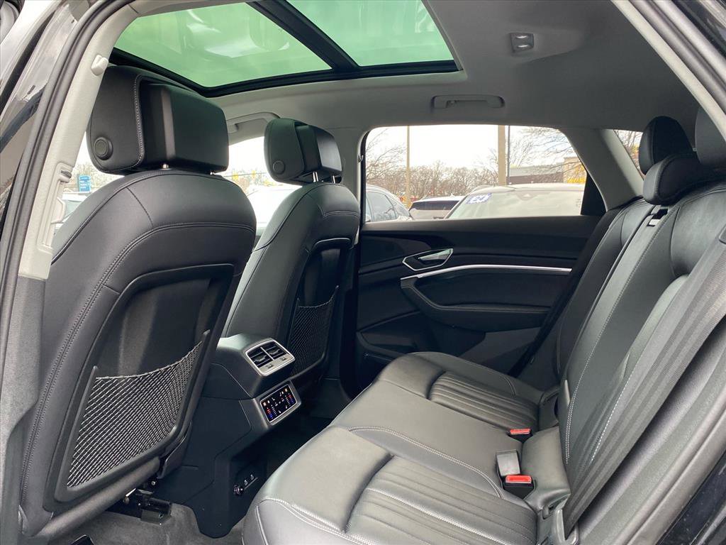 Used 2024 Audi Q8 e-tron Premium Plus w/ Premium Plus Package image 22