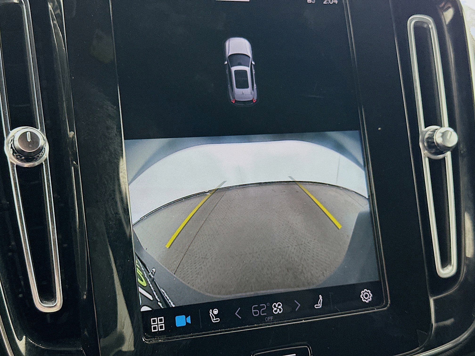 Used 2022 Volvo XC40 P8 Recharge Plus image 23