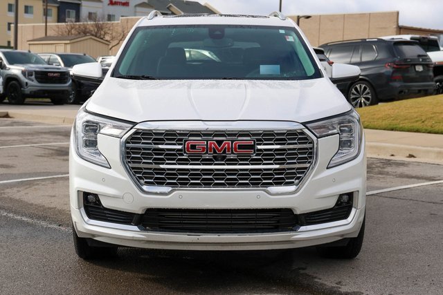 Used 2023 GMC Terrain Denali w/ Denali Premium Package image 2
