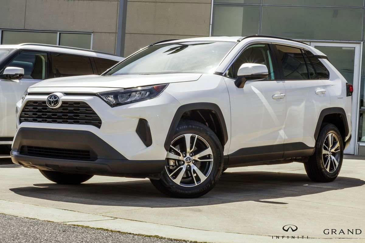 Used 2019 Toyota RAV4 LE FWD image 1