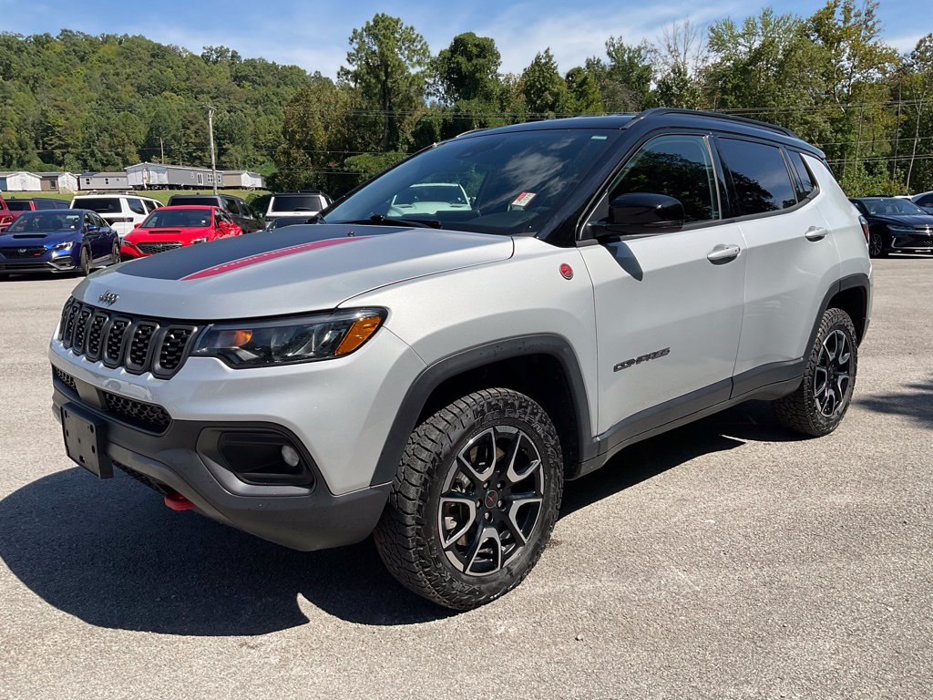 Used 2025 Jeep Compass Trailhawk AWD/4WD image 3