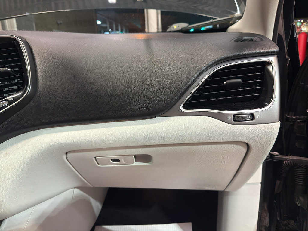 Used 2019 Jeep Cherokee Limited AWD/4WD image 25