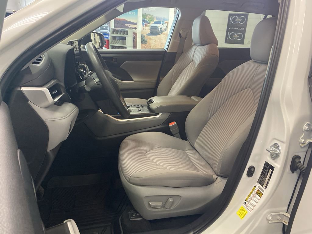Used 2023 Toyota Highlander L image 10
