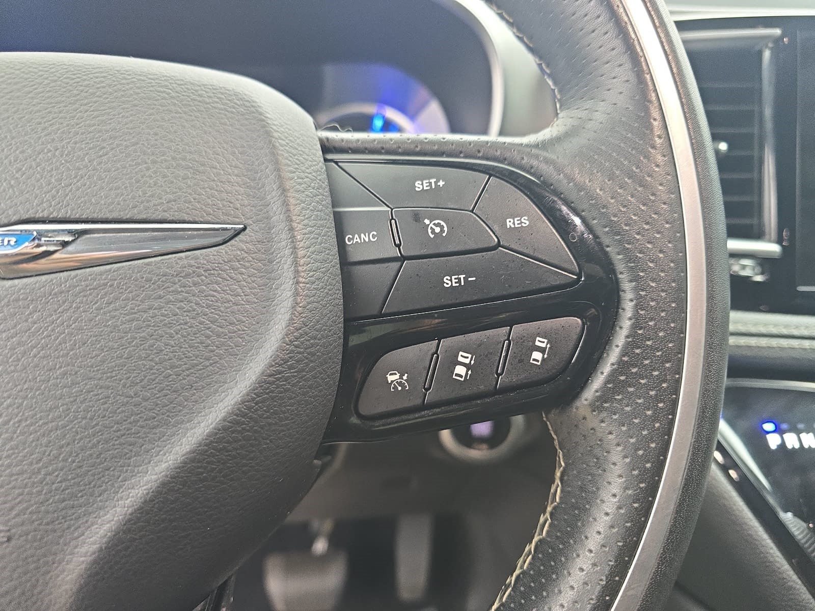 Used 2021 Chrysler Pacifica Limited w/ Uconnect Theater Family Group FWD image 15