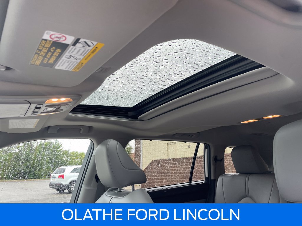 Used 2022 Toyota Highlander XLE AWD/4WD image 16