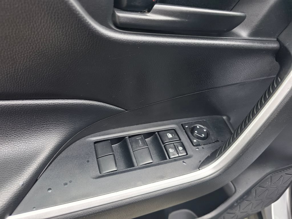 Used 2022 Toyota RAV4 LE AWD/4WD image 13