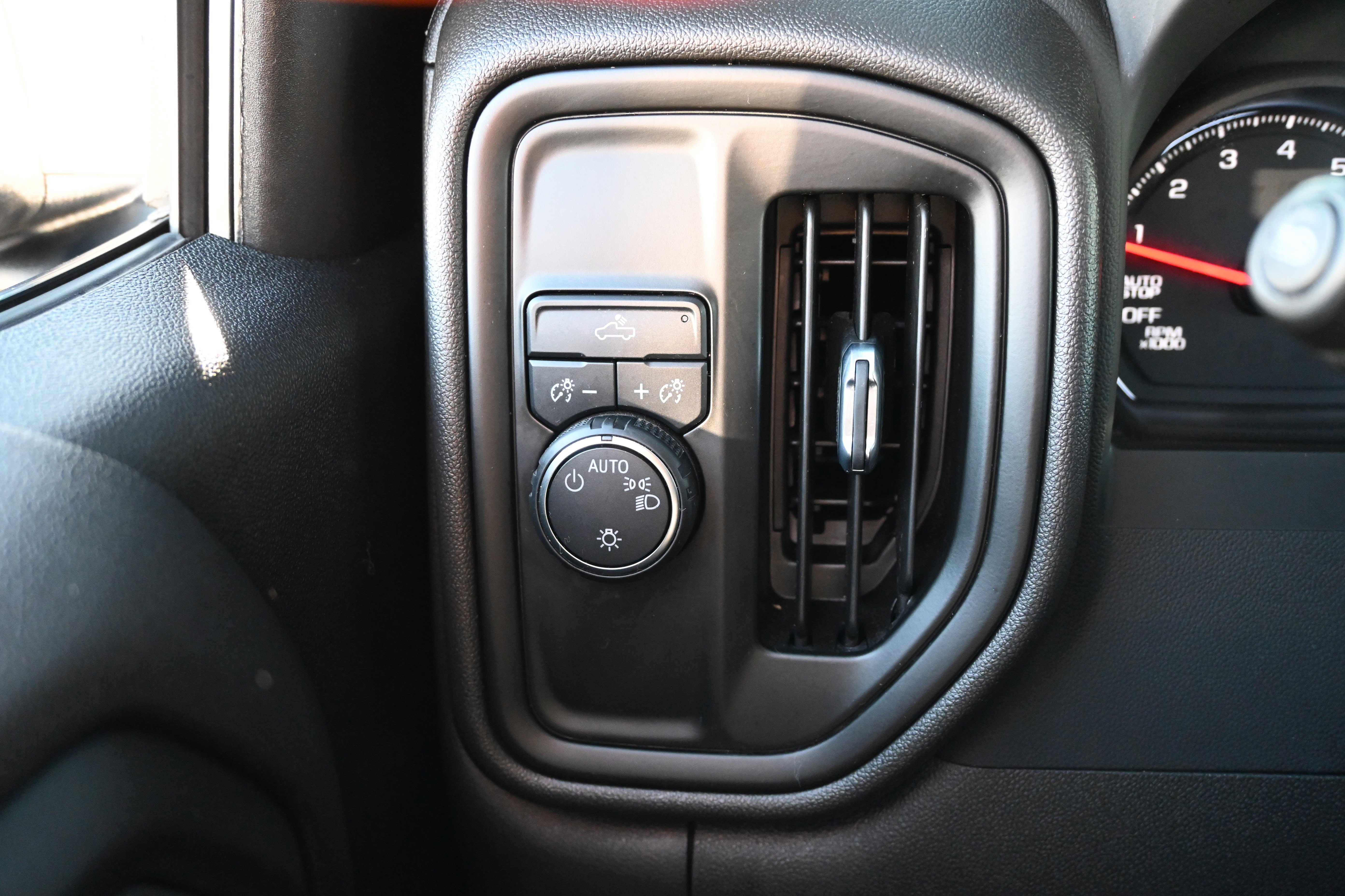 Used 2022 Chevrolet Silverado 1500 Custom image 29