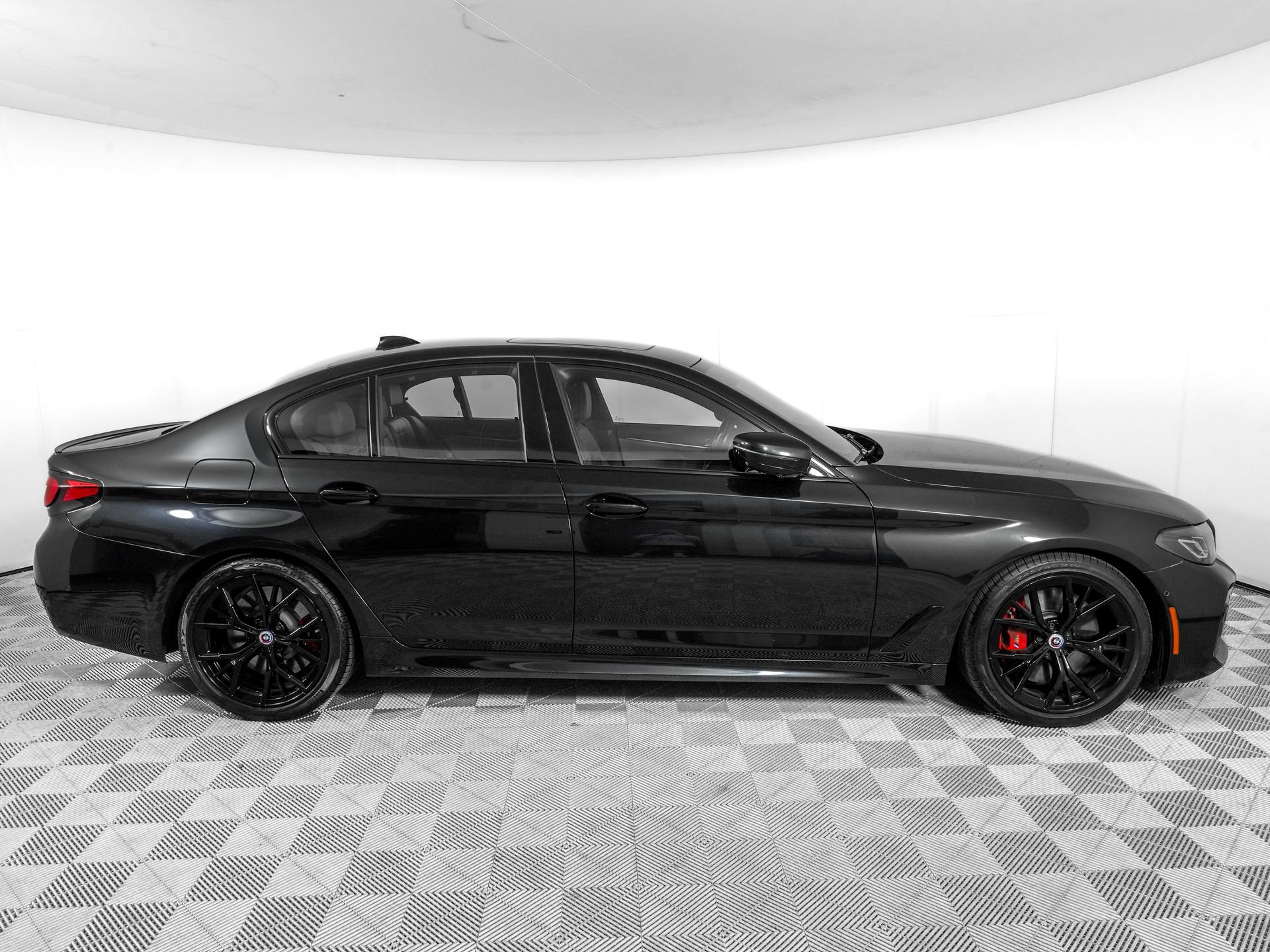 Used 2023 BMW M550i xDrive w/ Executive Package AWD/4WD image 3