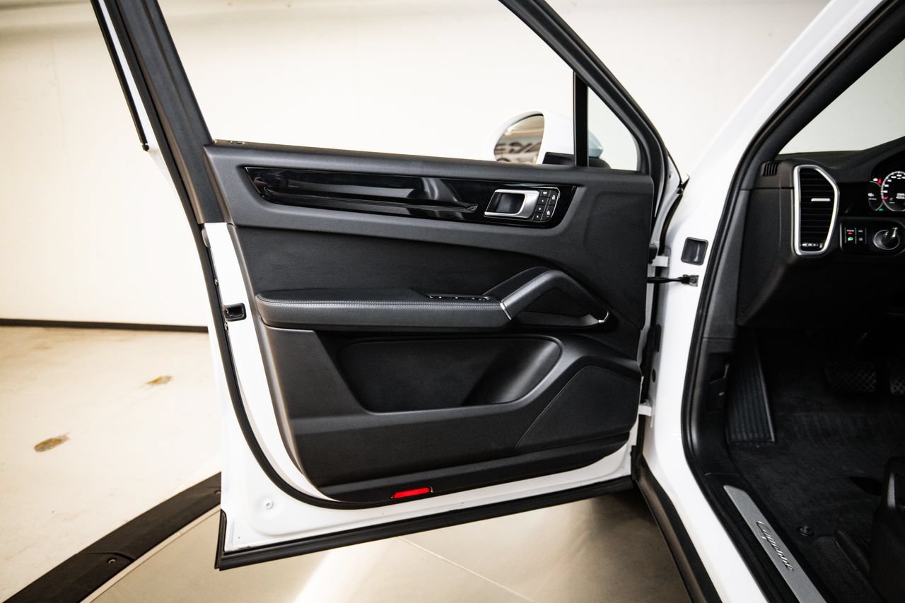 Certified 2023 Porsche Cayenne Coupe AWD/4WD image 23