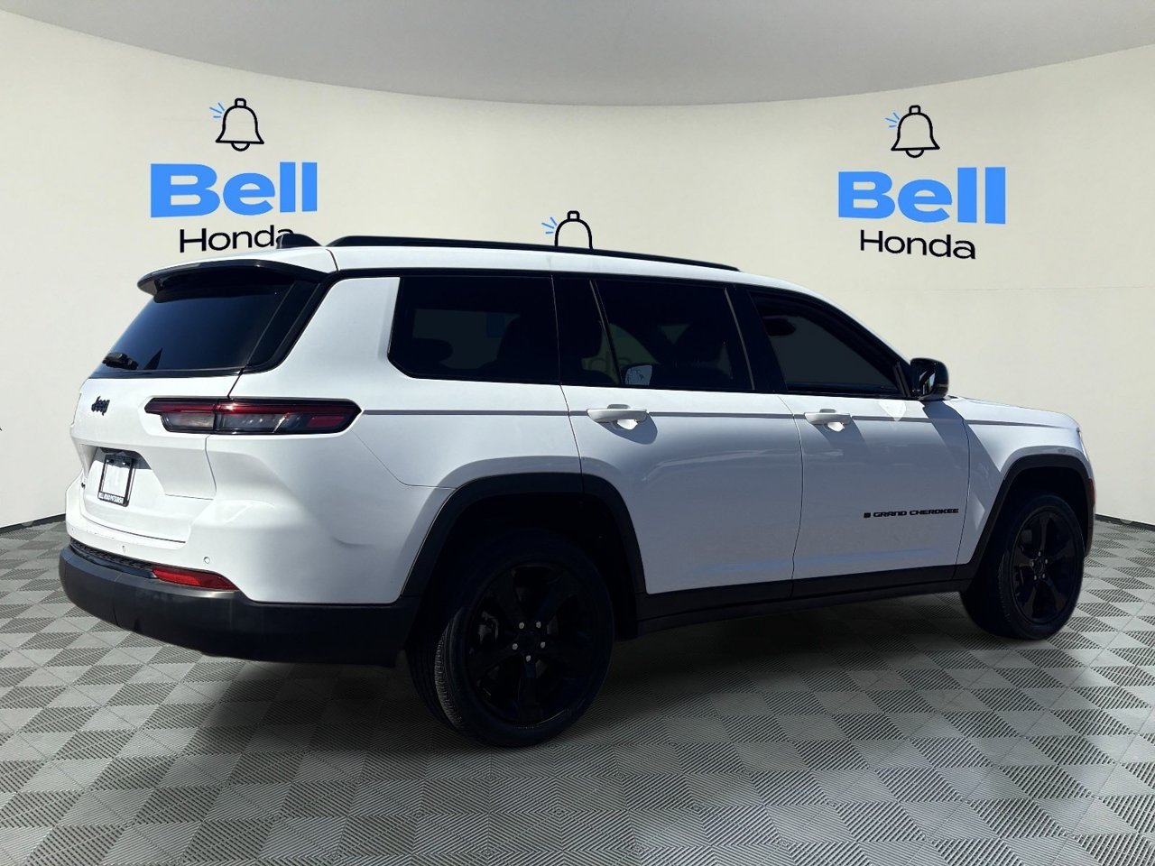 Used 2017 Toyota Highlander Plus w/ Carpet Mat Package FWD image 4