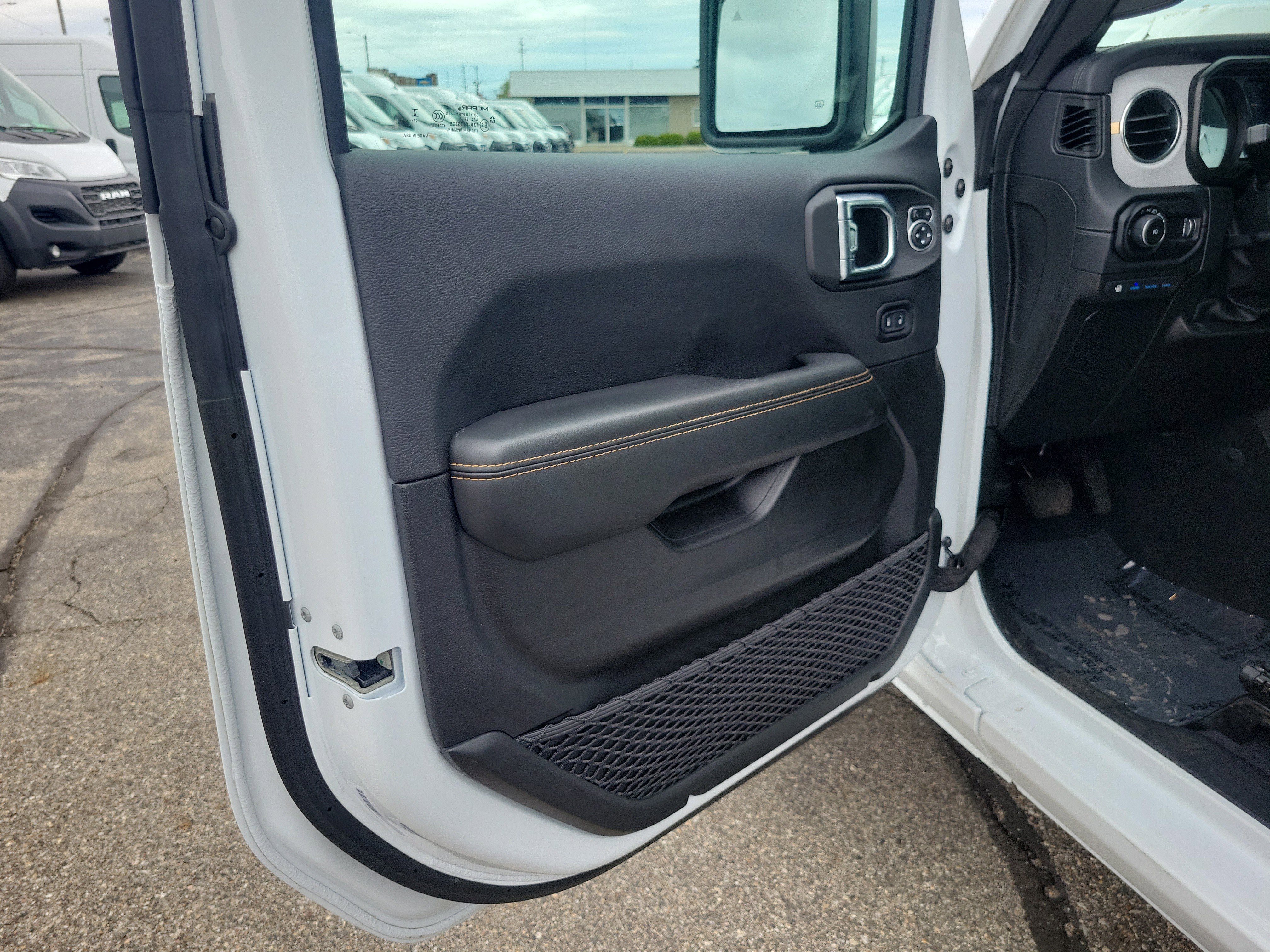 Used 2025 Jeep Wrangler Unlimited Sahara w/ Safety Group AWD/4WD image 6
